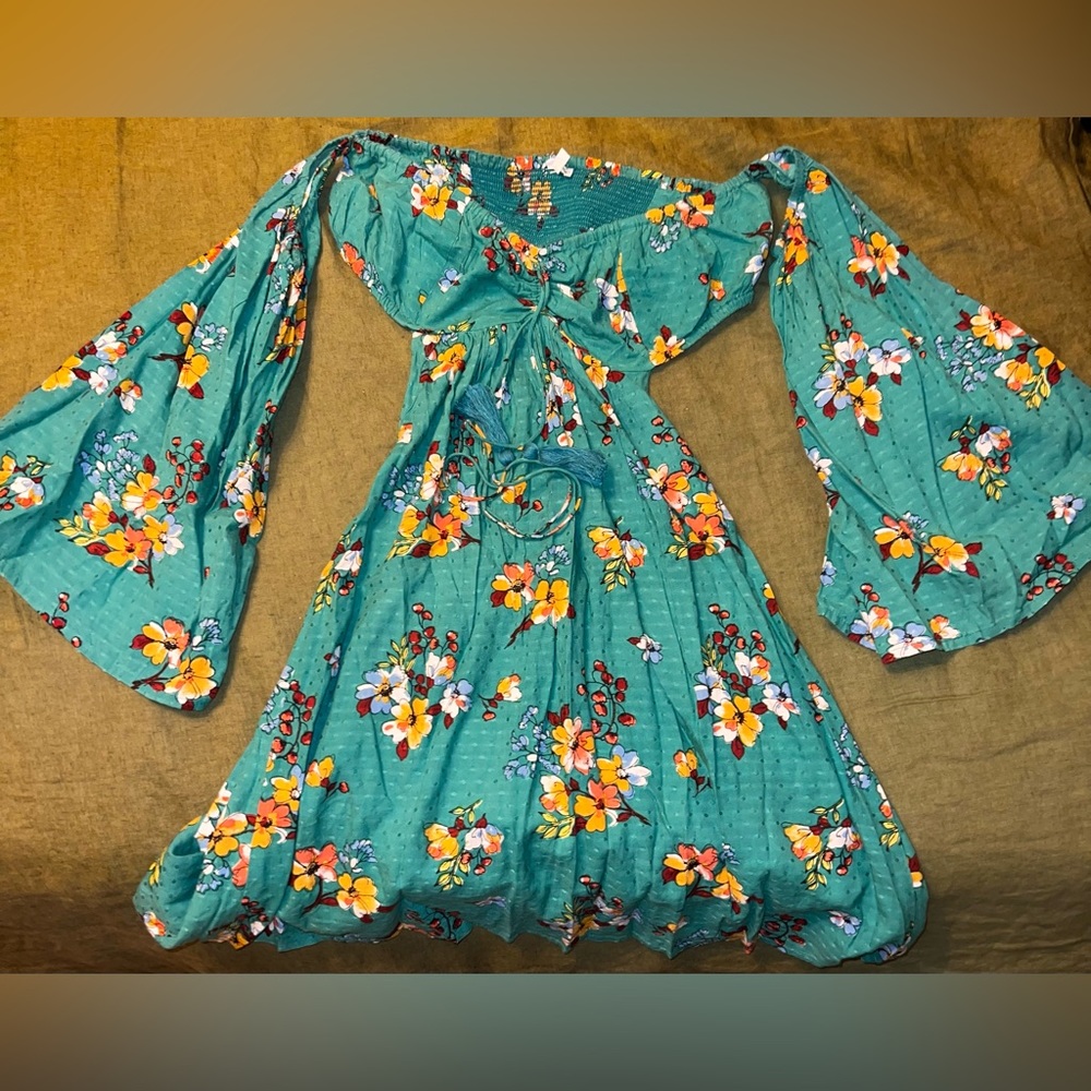 Brand: En Crème Color: green | floral pattern Size : small